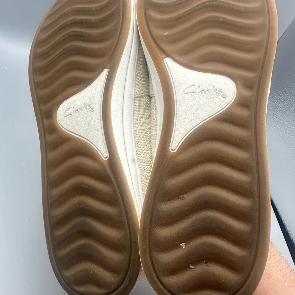 Cloudsteppers by Clarks Cream Women's Flats - Picture 8 of 9